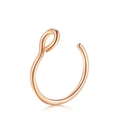 Macro detail van roségouden U-vormige neusring met gepolijste druppelhaak en balletje - Stijl C-Roségoud