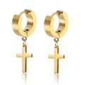 Detailaufnahme polierter goldener Kreuz-Ohrringe mit glänzender Oberfläche und Reflexion - Kreuz-Anhänger-Stil / Gold