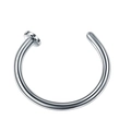 Detailaufnahme eines silbernen C-förmigen Fake-Nasenrings mit flachem Scheibenende - 0.8*6+2mm / Stahlfarben