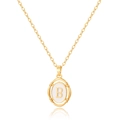 Détail d'un pendentif ovale doré avec émail blanc et lettre B sur chaîne fine - Lettre B
