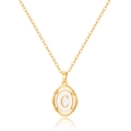 Vue macro du collier doré avec un pendentif ovale en émail blanc et une lettre C dorée - Lettre C