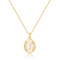 Vue macro détaillée du pendentif ovale en or avec lettre J et incrustation en émail blanc - Lettre J
