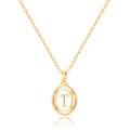 Gros plan d'un pendentif ovale doré avec insert blanc et détail de la lettre T majuscule - Lettre T