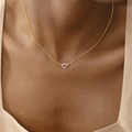 Elegante collana con ciondolo a cuore dorato e zirconi indossata sul collo - Cuore in Zircone Pieno Cavo (xp-112 Oro)