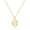 Collier minimaliste en or avec pendentif lettre F en émail blanc et bordure perlée élégante - Lettre F