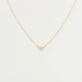 Dettaglio di una collana con ciondolo a cuore dorato e brillanti zirconi bianchi - Cuore in Zircone Pieno Solido (xp-115 Oro)