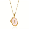 Macro-opname van gouden hanger letter I met roze emaille en lava-textuur afwerking - Goud I