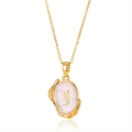 Retro gouden ketting met letter J hanger met parelwitte inleg en lava-stijl metalen frame - Goud J