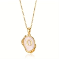 Detail van de gouden ketting met letter O-hanger en witte parelmoer inlegwerk - Goud O