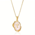 Macro detail van de gouden letter P hanger met wit email op een fijne O-ketting - Goud P