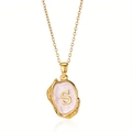 Detailopname van gouden vintage hanger met letter S op een parelmoeren textuur - Goud S