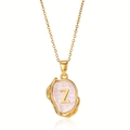 Detail van de gouden hanger met letter Z en parelmoer inleg op een fijne ketting - Goud Z