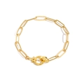 Detalle de pulsera de cadena de clip dorada con cierre de aro grueso en fondo blanco - Cadena de clip