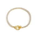 Detalle de pulsera tenis bañada en oro con circonitas y cierre de doble anilla metálica - Cadena de diamantes de imitación