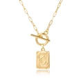 Macro-detail van de gouden paperclip ketting en rechthoekige hanger met de letter C - Letter C