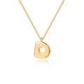 Macro-opname van de gepofte 3D-ballonletter D-hanger aan een gouden halsketting - Letter D / Goud