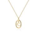 Macro detail van een gouden ketting met ovale hanger en een beweegbare letter C - Letter C