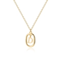 Detailopname van 18K gouden letter D hanger met ovaal frame aan een verfijnde ketting - Letter D