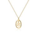Detail van 18K vergulde ovale hanger met gepolijste letter E bedel aan een fijne ketting - Letter B
