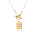 Macrodetail van gouden paperclip ketting met R-hanger en OT-schakelsluiting sieraad - Letter R