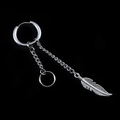 Vue détaillée de la boucle d'oreille créole argentée avec chaîne et pendentif plume - Pendentif Plume à Double Chaîne (Style-24)
