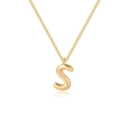 Detailansicht eines glänzenden goldenen 3D S-Initialanhängers an einer dünnen Kette - Buchstabe S / Gold