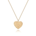 Détail du pendentif cœur doré avec gravure de la lettre S et motif géométrique évidé - Lettre S