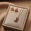 Dettagli del set di gioielli cowboy con ciondoli a forma di stivale e cappello smaltati - Set Cowboy Rosso