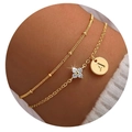 Detail van de dubbellaagse gouden armband met letter A en zirkoon bloem hanger - Letter A