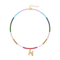 Detail der bunten Regenbogen-Perlenkette mit 18K vergoldetem H-Anhänger im Bubble-Design - Buchstabe H