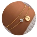 Details des goldfarbenen Doppelarmbands mit Zirkonia-Blume und graviertem J-Anhänger - Buchstabe J