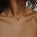 Dettaglio della collana dorata a due strati con catena a corda e pendente in zircone - Stile Pietra Singola Catena a Fune Intrecciata (0415)