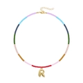Detailansicht einer Regenbogen-Perlenkette mit einem 3D-Gold-Buchstaben-R-Anhänger - Buchstabe R