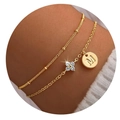 Detailaufnahme der doppellagigen Goldkette mit Zirkonia-Blüte und Anhänger mit M-Buchstabe - Buchstabe M
