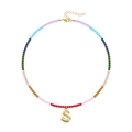 Detailaufnahme der Regenbogen-Perlenkette mit 18K vergoldetem Buchstabe S Anhänger - S