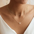 Detail van de dubbellaagse gouden ketting met parels en bijpassende oorbellen - Dubbele Laag Parel Oorbel Set Stijl (xp-153)