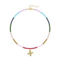 Regenbogen-Perlenkette mit einem polierten 18K vergoldeten Bubble-Kreuz-Anhänger Detail - Kreuz (X)