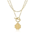 Detail van gouden dubbele ketting met paperclip schakels, OT-sluiting en hanger met letter B - Letter B