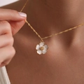 Élégant collier cerisier doré avec pétales en émail blanc sur une chaîne fine - Style Fleur à Cinq Pétales (2026-07-N-6389) / Blanc