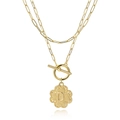 Macro-opname van gouden dubbele paperclip ketting met klaver hanger en de letter D - Letter D