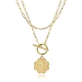 Detail van de gouden dubbellaagse ketting met klaverhanger en letter E gravering - Letter E