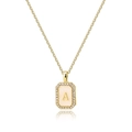 Detailopname van de gouden achthoekige letter A hanger met schelpinleg en zirconiakader - Letter A