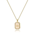 Detail van vierkante gouden hanger ketting met letter D en zirkonia omlijsting - Letter D