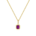 Detailweergave van rechthoekige paarse zirkoon hanger aan gouden paperclip ketting - Februari