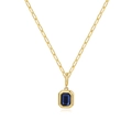 Detail einer goldenen Büroklammer-Halskette mit einem rechteckigen tiefblauen Zirkon - September
