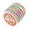 Bunte Nylon-Schnur für DIY-Schmuckflechten auf einer professionellen weißen Spule - bunt