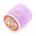 Detail von hellvioletter Nylon-Flechtschnur auf Rolle für DIY-Schmuck und Knoten - Helllila