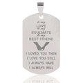 Vue macro d'un collier dog tag en acier brossé avec texte gravé au laser et mains dessinées - Pendentif Best Friend Uniquement (Sans Chaîne)