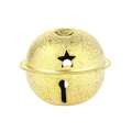 Macro-opname van een mat gouden metalen kerstbel met uitgesneden sterren en textuur - Goud Matte Ster Uitsparing Stijl