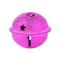 Detailopname van roze metalen kerstbel met steruitsparing voor DIY decoraties - Roze Paars Matte Ster Uitsparing Stijl